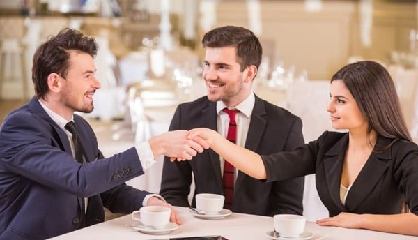 Khen ngợi đúng cách sẽ giúp bạn xây dựng mối quan hệ tốt đẹp với mọi người
