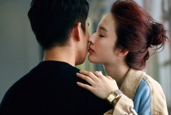 Phụ nữ môi mỏng, 3 vòng bốc lửa, da mặt trắng hồng, dáng đi không đứng đắn,… có xu hướng ngoại tình cao